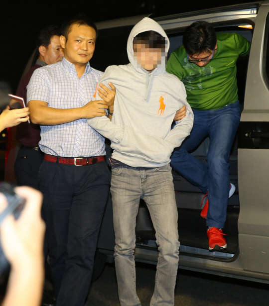 1일 오후 서울 양천구의 한 중학교 교실에서 소형부탄가스를 터뜨리고 도주한 용의자가 검거돼 양천경찰서로 압송되고 있다.